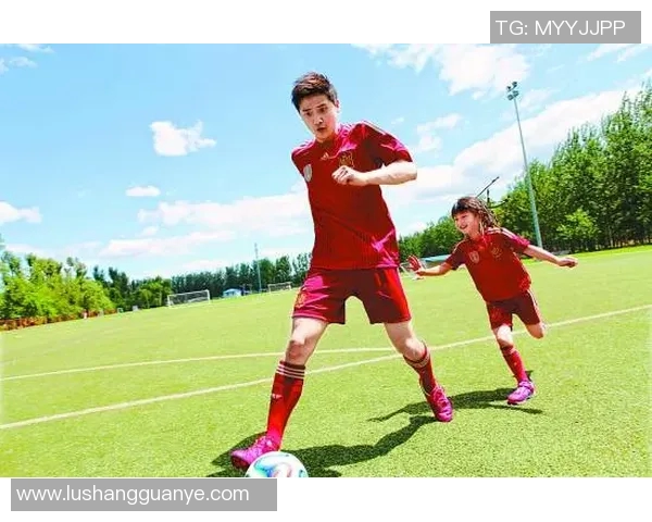 足球明星化妆后踢球的搞笑视频挑战你想象中的运动魅力与时尚风采