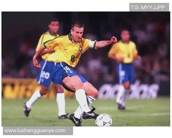 足球明星夺冠后身穿衣服的价值揭秘与背后故事分析