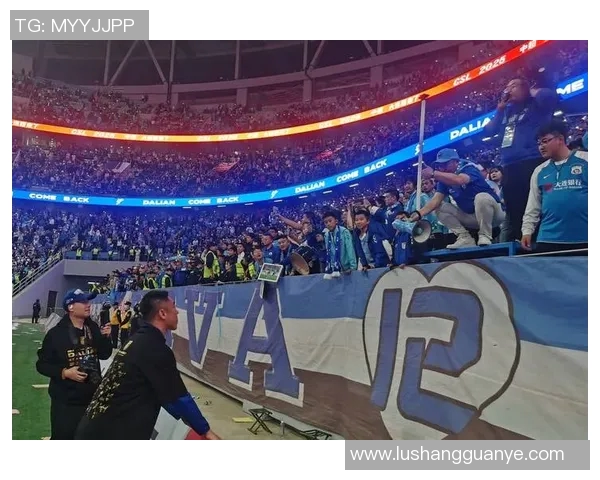 打向看台的足球明星背后的故事与球迷的热情互动