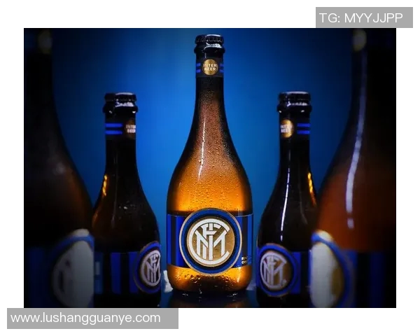 足球明星与啤酒杯的完美结合展现运动与休闲的魅力瞬间